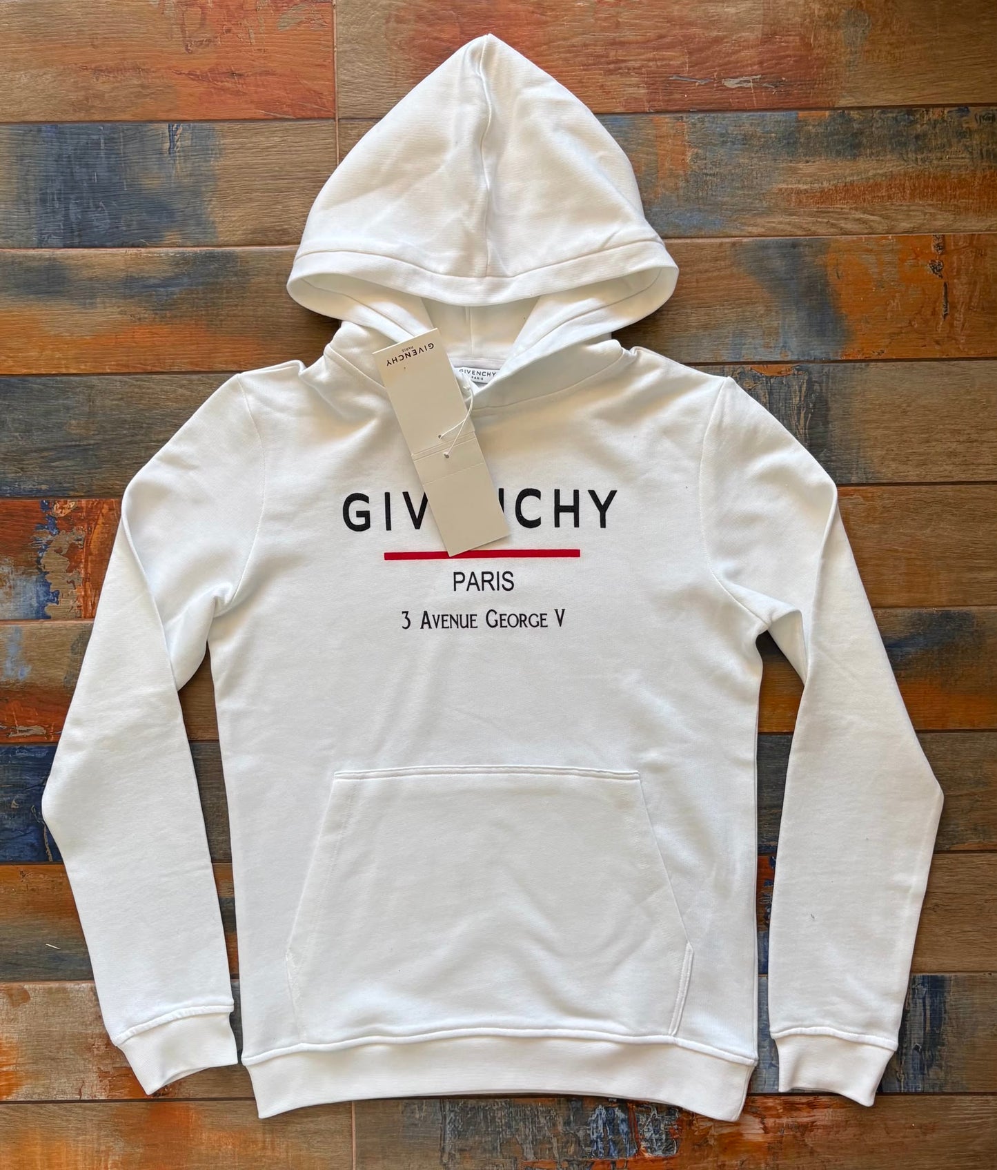 СУИЧЪР GIVENCHY