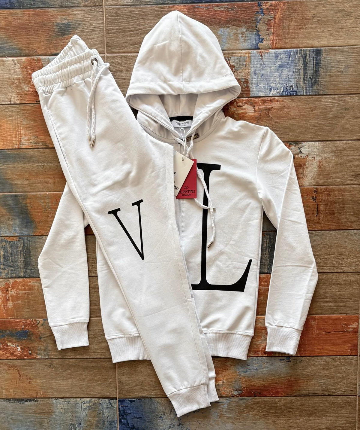 ЕКИП  VALENTINO