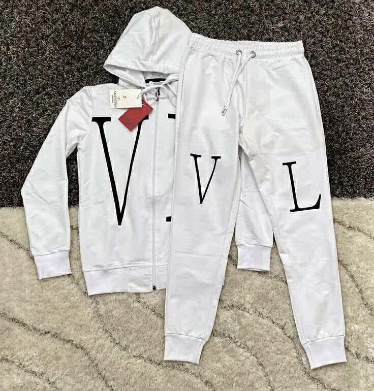 Екип VALENTINO