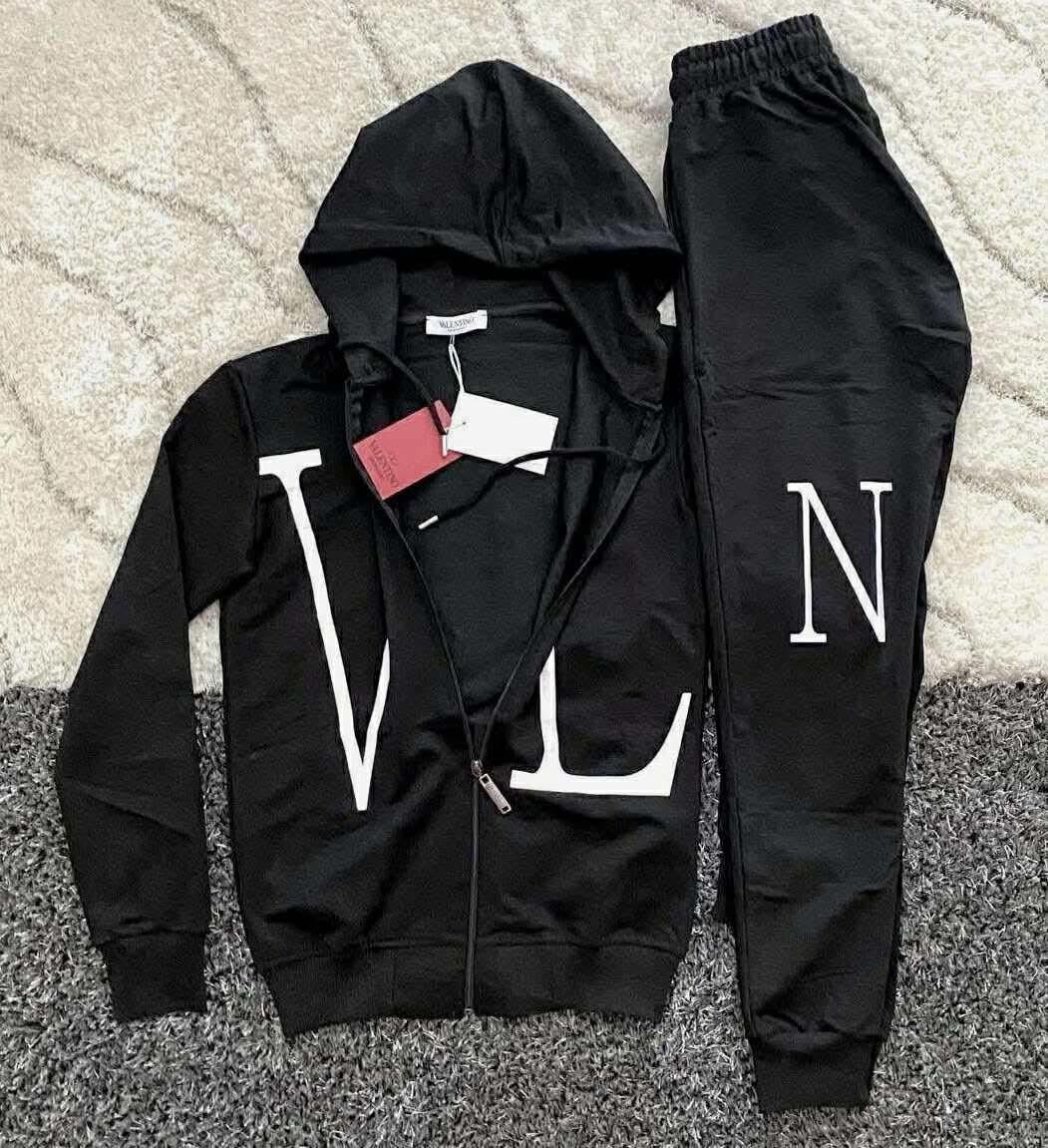 Екип VALENTINO